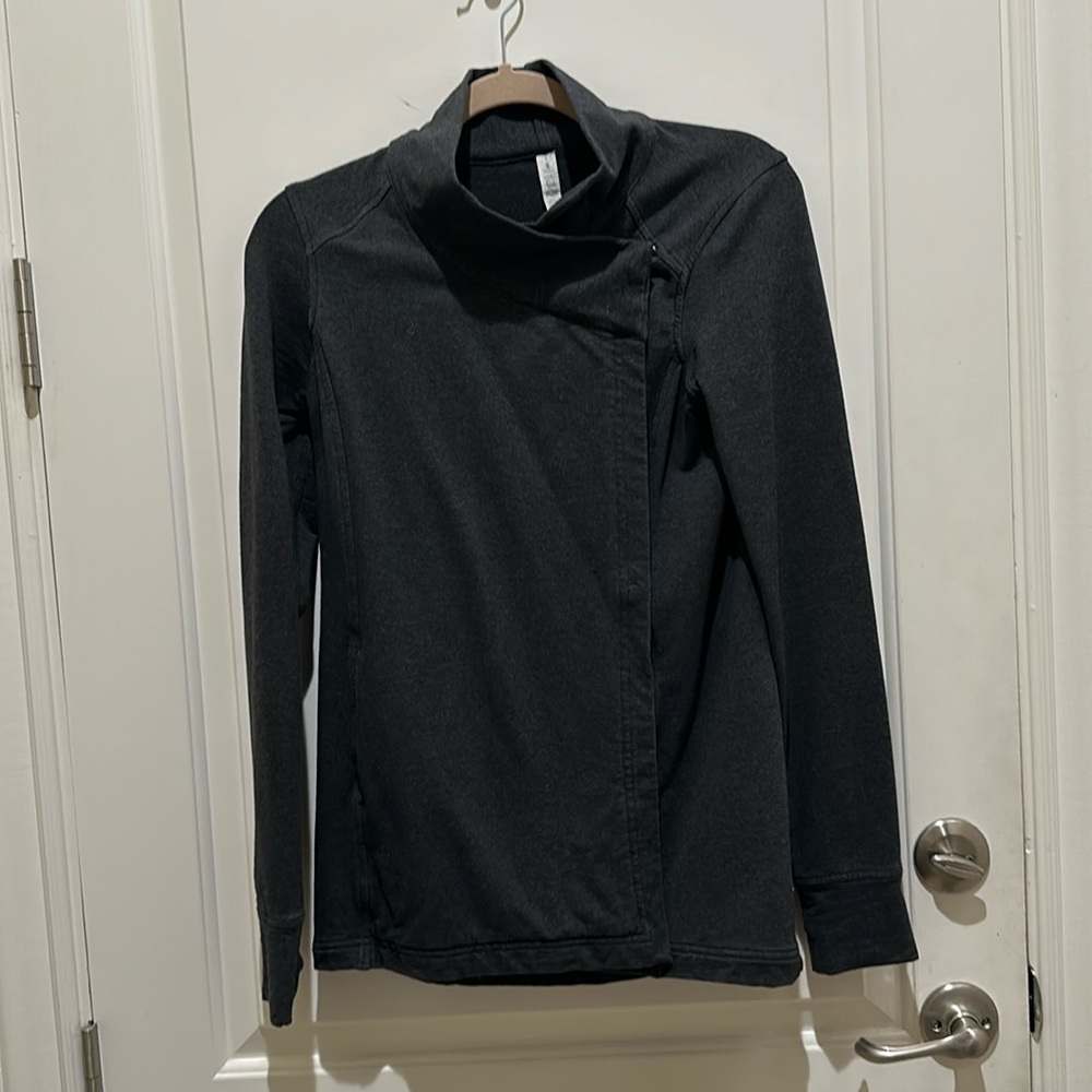 Lululemon EUC wrap jacket with pockets and thumb holes, charcoal size 4